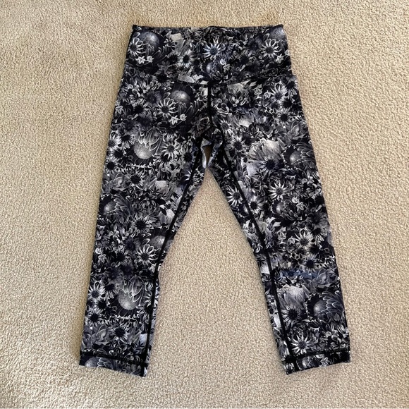 Lululemon size 6 cropped leggings, flower print - Picture 3 of 4